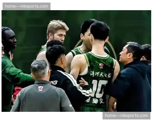 南京队内部沟通情绪管理需加强 球员争执影响团队士气